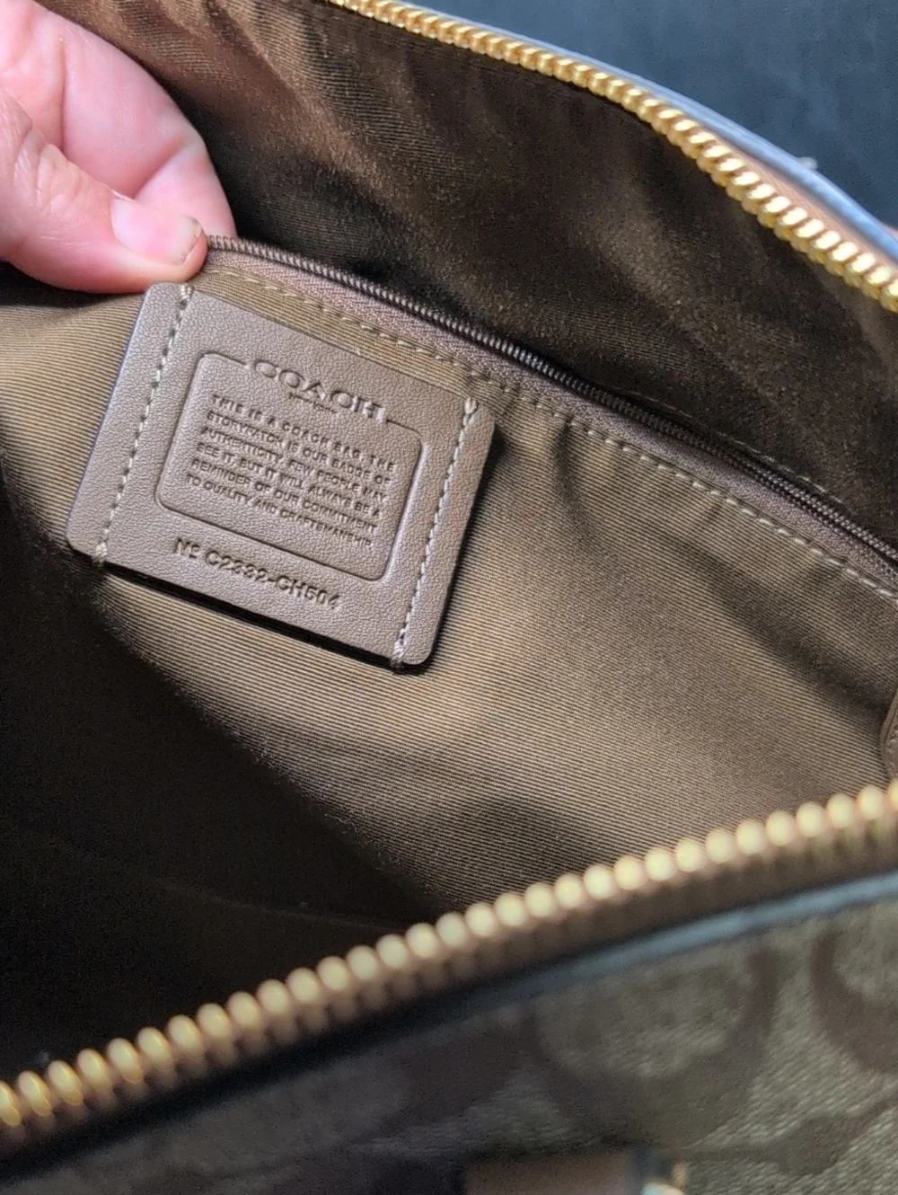Coach Gallery Tote In Signature Canvas CH504